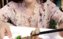 美食小姐姐吃生八爪鱼,味蕾探险之旅！